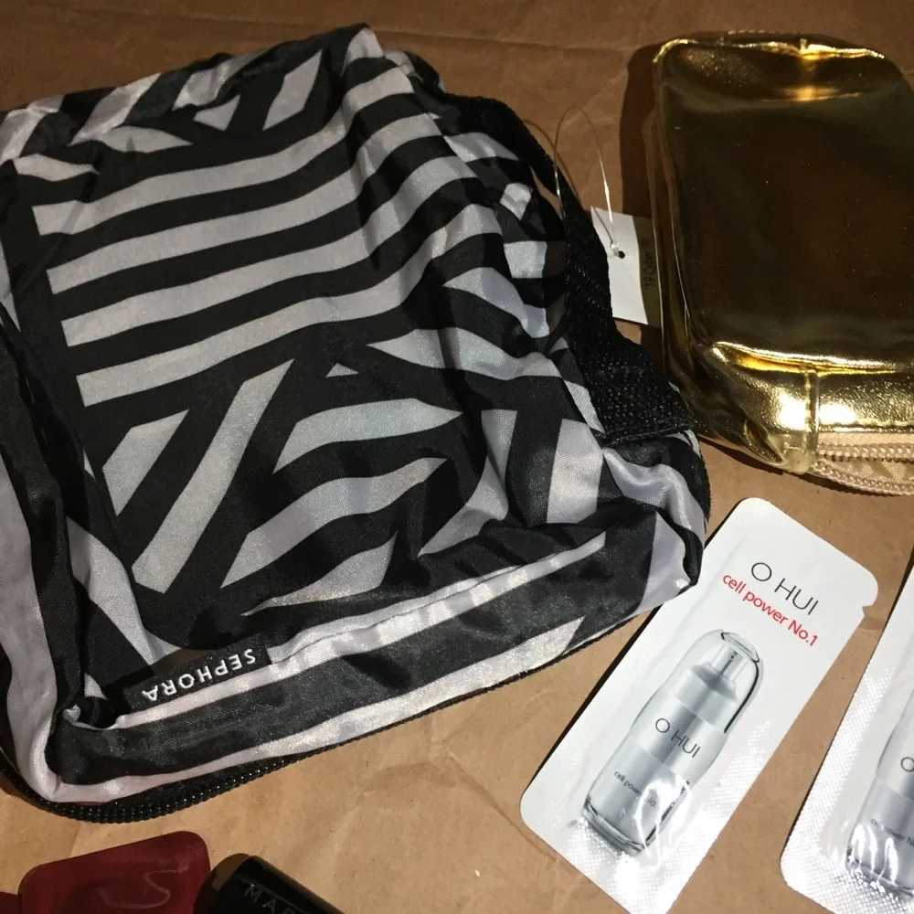 31 beauty samples & 2 cosmetic bags